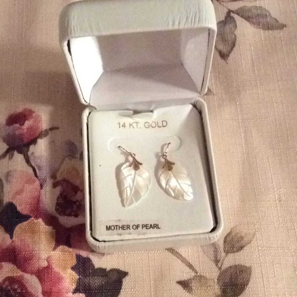 14Kt. Gold Mother of Pearl earrings NWT - Picture 1 of 4